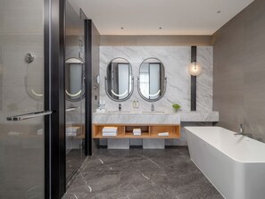 Free toiletries, hair dryer, bathrobes, towels - Holiday Inn Guiyang Airport by IHG (Guiyang)