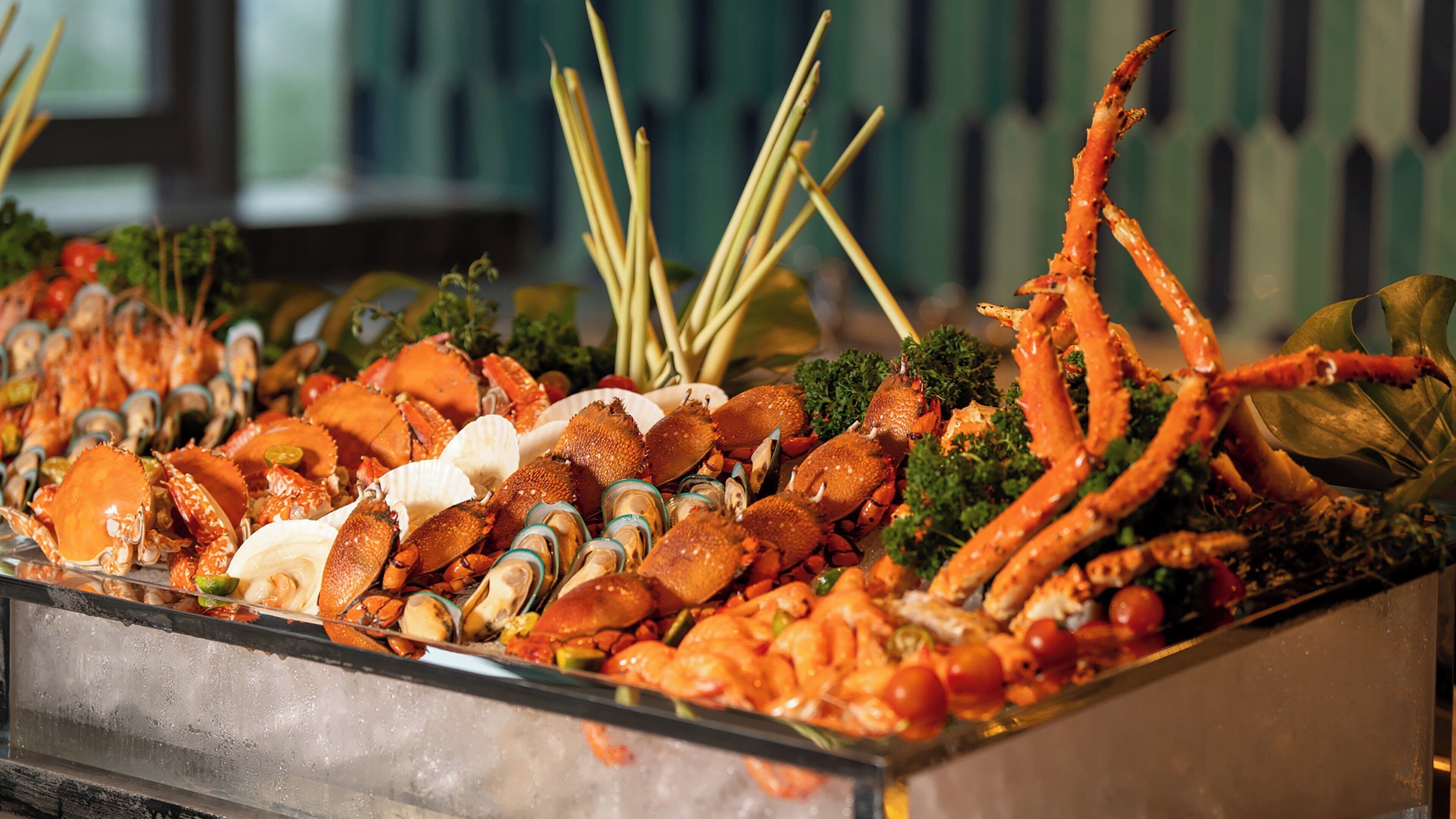 Exhibición de mariscos con diferentes tipos de crustáceos y pescado.