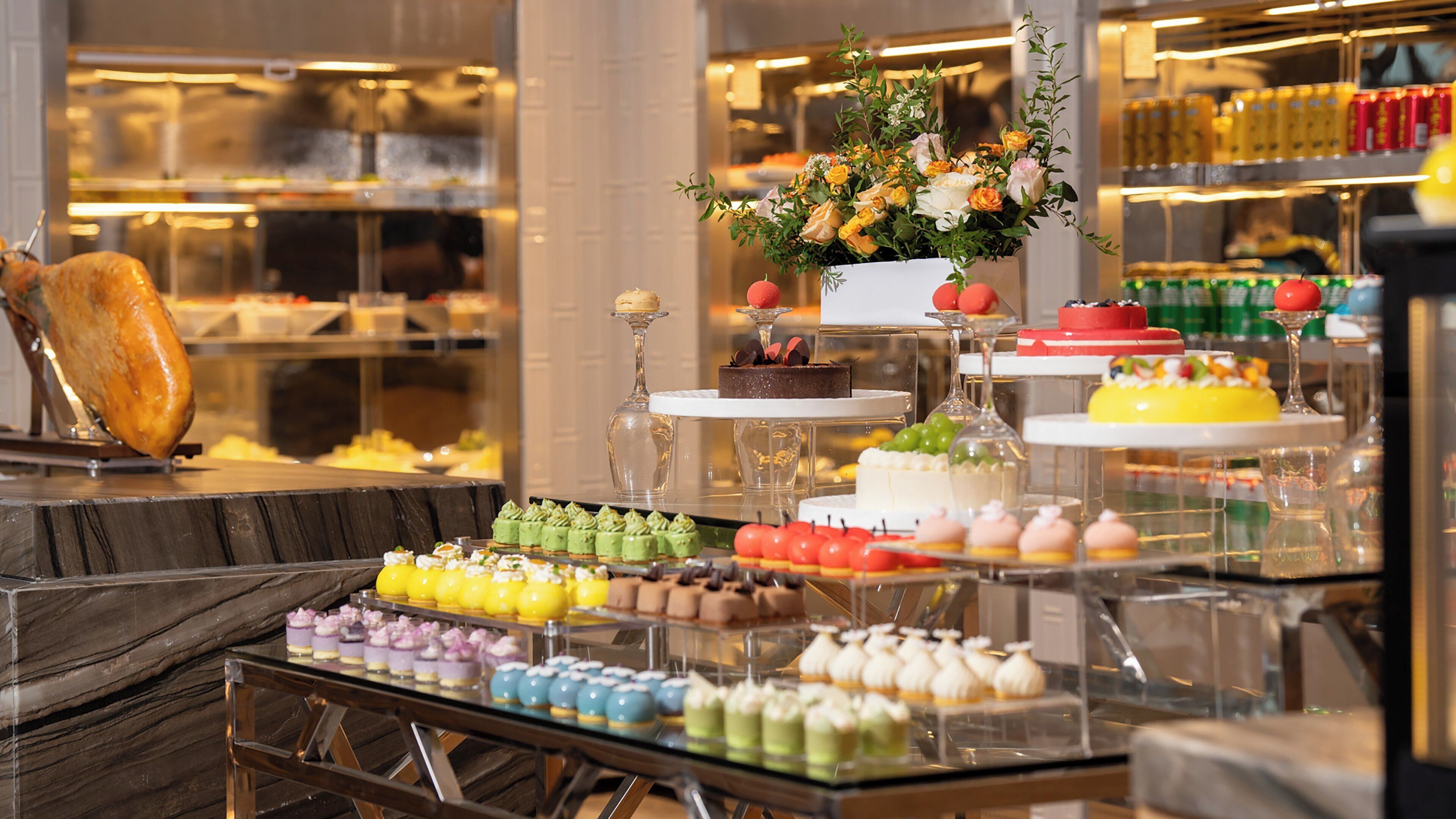 Una mesa con varios pasteles y dulces.