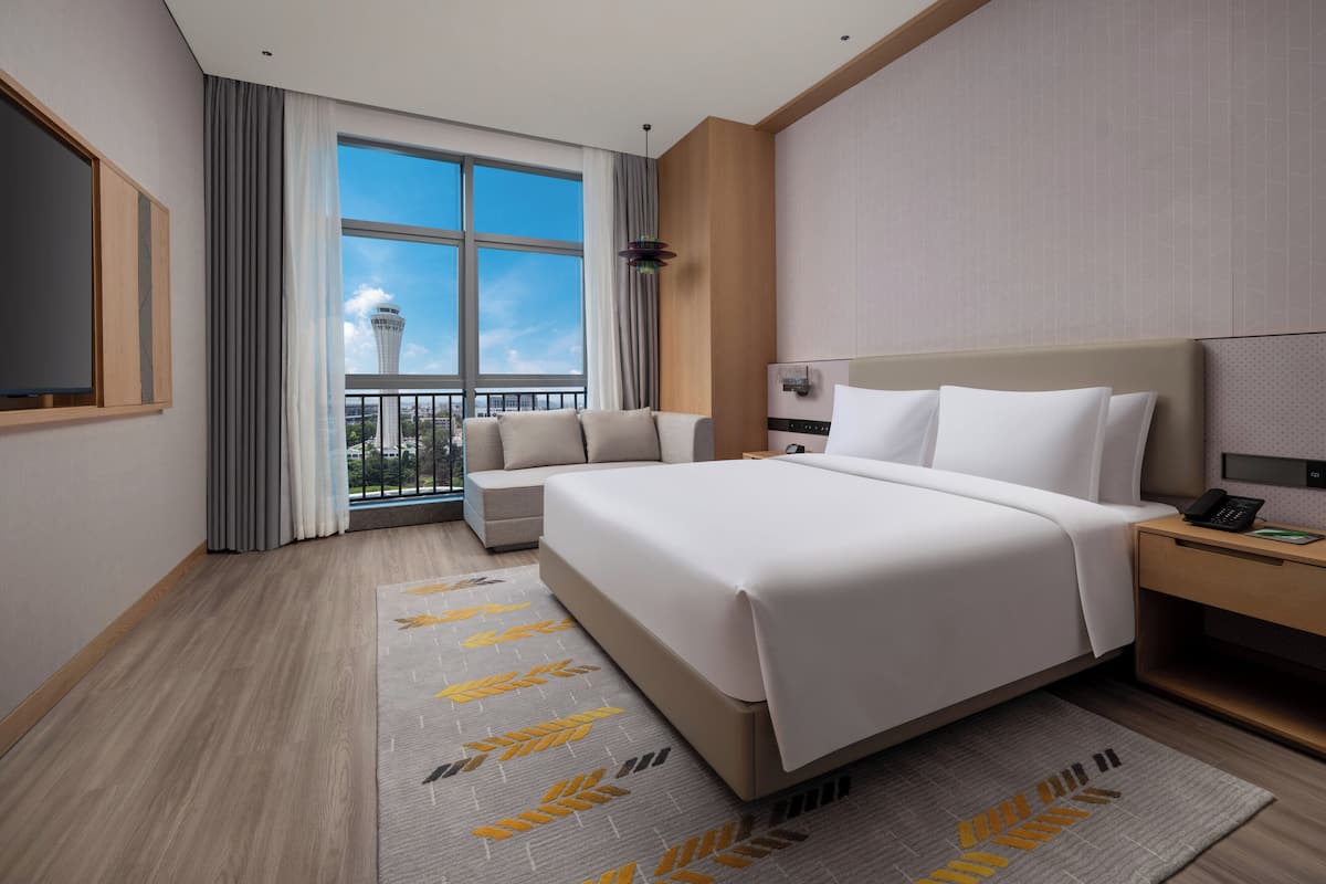 Standard Room, 1 King Bed, Accessible | Minibar, in-room safe, desk, laptop workspace