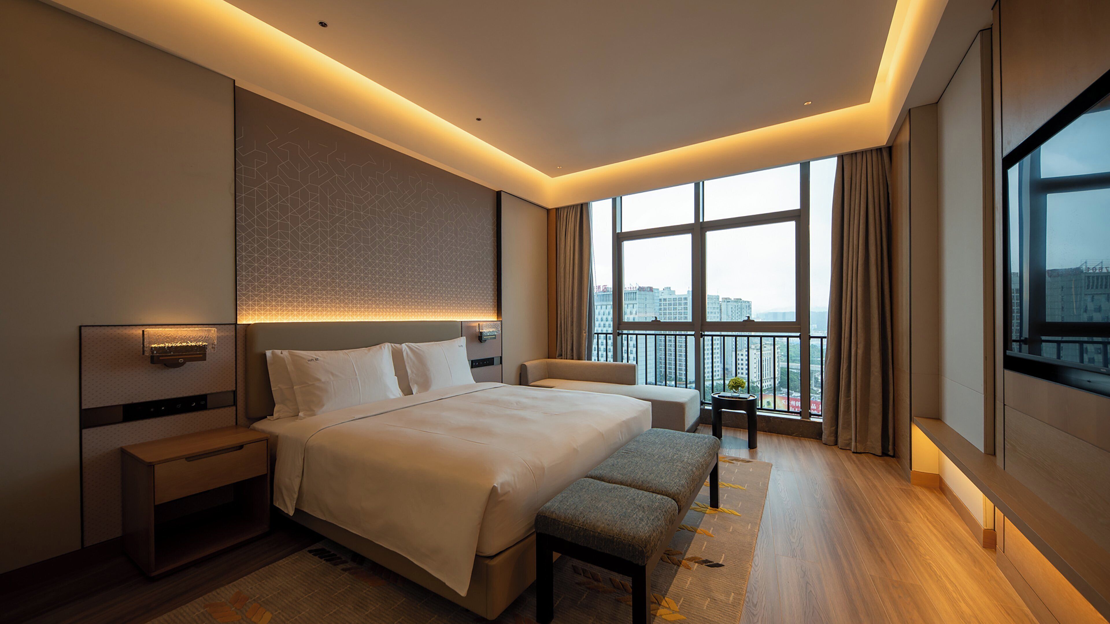 Minibar, caja de seguridad en la habitación y escritorio 