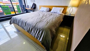 Executive Studio Suite | Premium bedding, down comforters, in-room safe, individually decorated