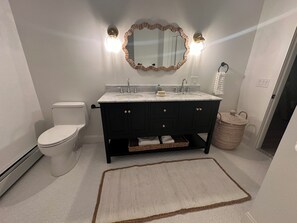 Douche, sĂšche-cheveux, bidet, serviettes fournies
