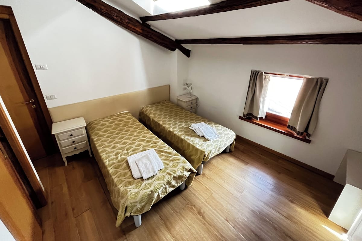 Room, 2 Katil Bujang (Single), Non Smoking | Wi-fi percuma, cadar katil 