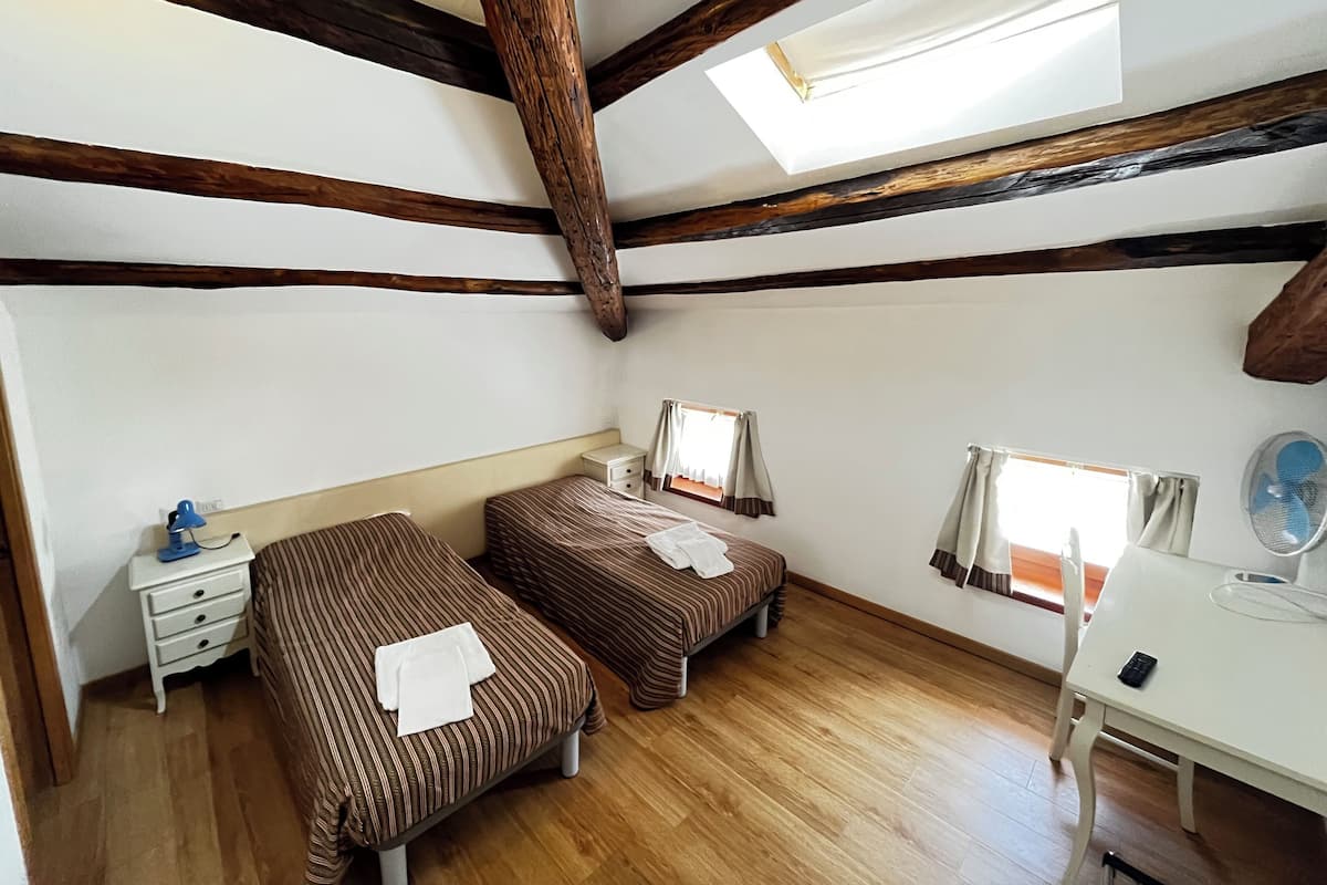 Room, 2 Katil Bujang (Single), Non Smoking | Wi-fi percuma, cadar katil 