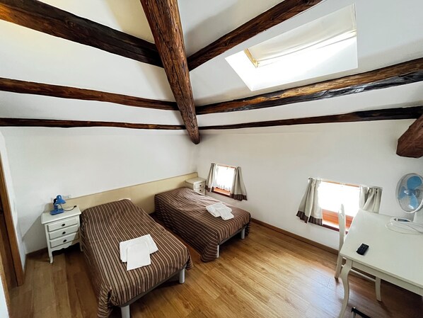 Room, 2 Twin Beds, Non Smoking | Free WiFi, bed sheets - Locanda del re (Feltre)