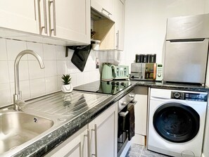 冷蔵庫、電子レンジ、オーブン、コンロ