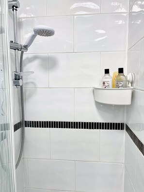 Eco-friendly toiletries, hair dryer, towels - Cosy Hackney 1-bedroom flat with Wi-Fi, Old Street (London)