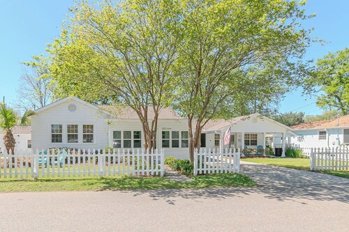 Old Town Beach Bungalow~ 2 blocks from Main St. and Beach Blvd.