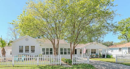 Old Town Beach Bungalow~ 2 blocks from Main St. and Beach Blvd.