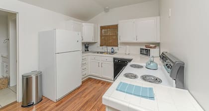 Old Town Beach Bungalow~ 2 blocks from Main St. and Beach Blvd.
