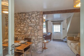 Dining - Cosy Cottage Near Scenic Walks and Country pub (Penrith)