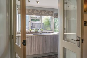 Fridge, microwave, oven, stovetop - Cosy Cottage Near Scenic Walks and Country pub (Penrith)