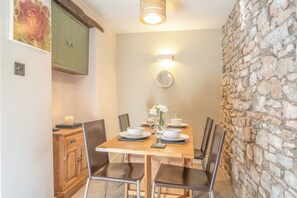 Dining - Cosy Cottage Near Scenic Walks and Country pub (Penrith)