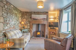 Fireplace - Cosy Cottage Near Scenic Walks and Country pub (Penrith)