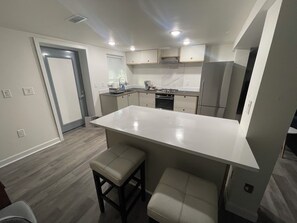 Kühlschrank, Mikrowelle, Herdplatte, Wasserkocher mit Kaffee-/Teezubehör