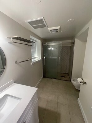 Dusche, Haartrockner, Handtücher, Seife