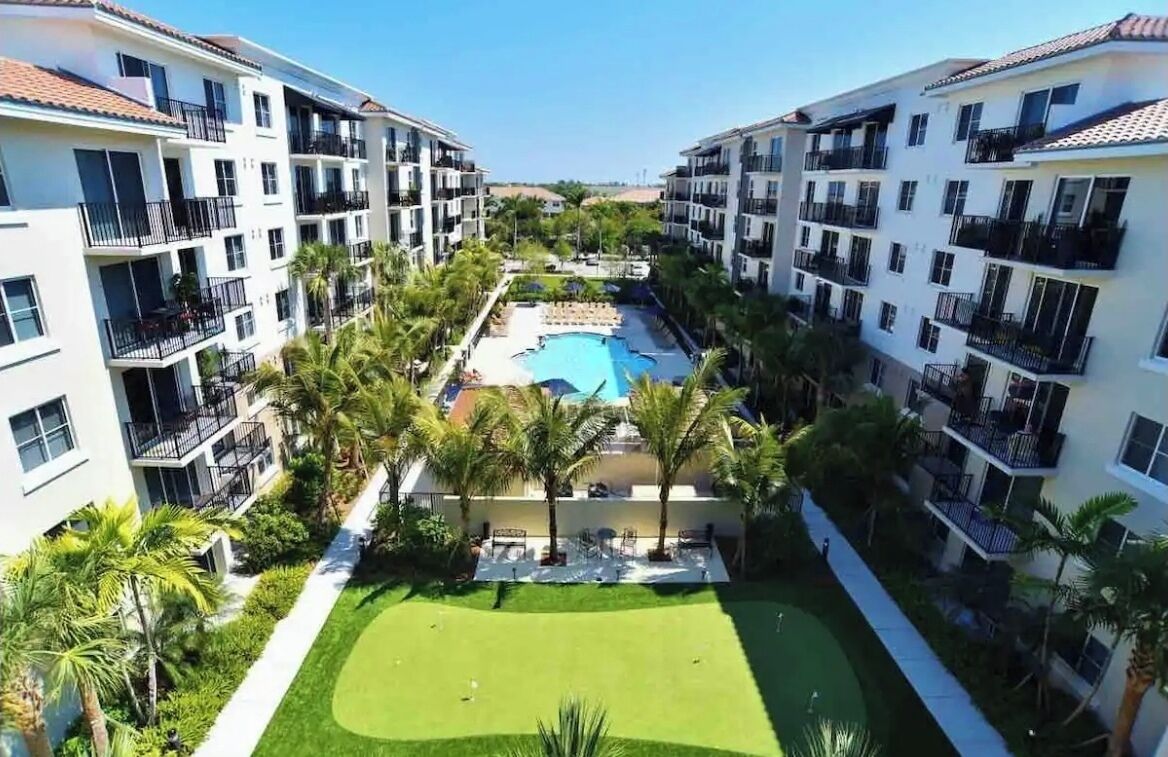 URBAN NEIGHBORHOOD RESORT STYLE POOL VIEW SPACE