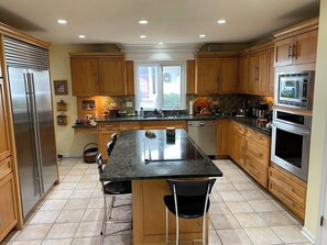 ميكروويف، فرن، غسالة أطباق، مائدة طعام