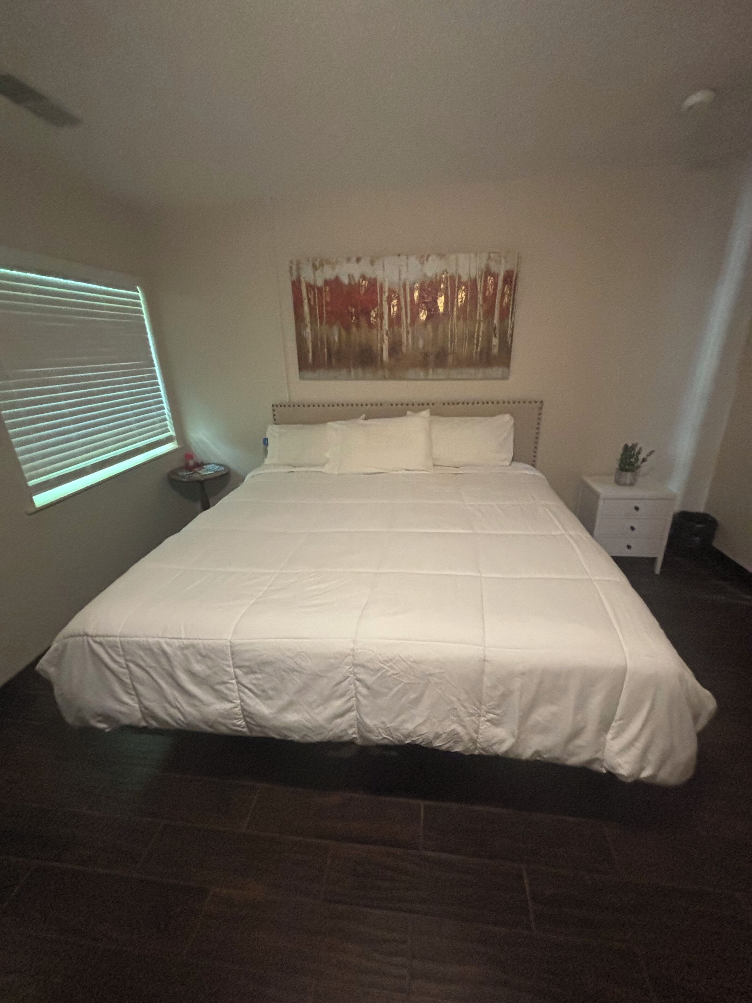 7 habitaciones, escritorio y tabla de planchar con plancha 