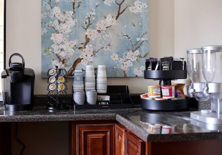 Interior. Pine Mountain Inn - Minutes from the Laurel Cove and Bell Theatre music venues!