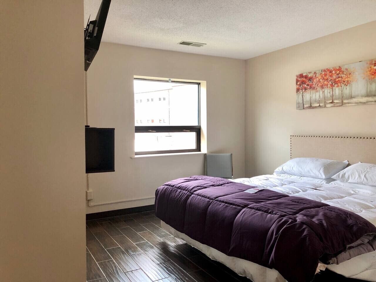 7 habitaciones, escritorio y tabla de planchar con plancha 