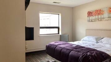 7 habitaciones, escritorio y tabla de planchar con plancha