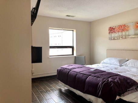 Iron/ironing board, travel crib, WiFi, bed sheets. Pine Mountain Inn - Minutes from the Laurel Cove and Bell Theatre music venues!