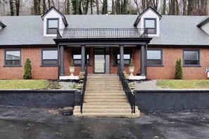 Exterior - Pine Mountain Inn - Minutes from the Laurel Cove and Bell Theatre music venues! (Pineville)