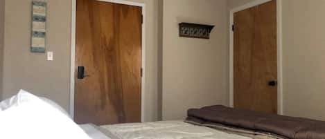 7 chambres, bureau, fer et planche Ă repasser, lit parapluie