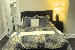 7 chambres, bureau, fer et planche à repasser, lit parapluie