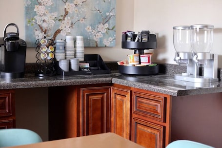 Dining. Pine Mountain Inn - Minutes from the Laurel Cove and Bell Theatre music venues!