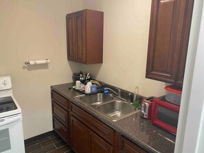 Fridge, microwave, oven, stovetop - Pine Mountain Inn - Minutes from the Laurel Cove and Bell Theatre music venues! (Pineville)