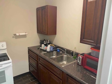 Fridge, microwave, oven, stovetop. Pine Mountain Inn - Minutes from the Laurel Cove and Bell Theatre music venues!