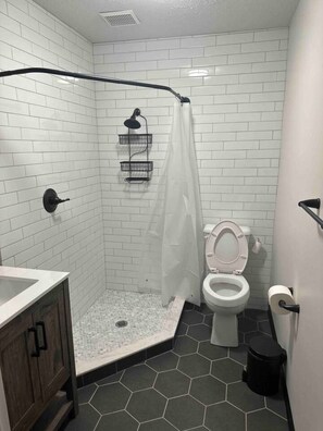 Douche, sèche-cheveux, serviettes fournies, savon