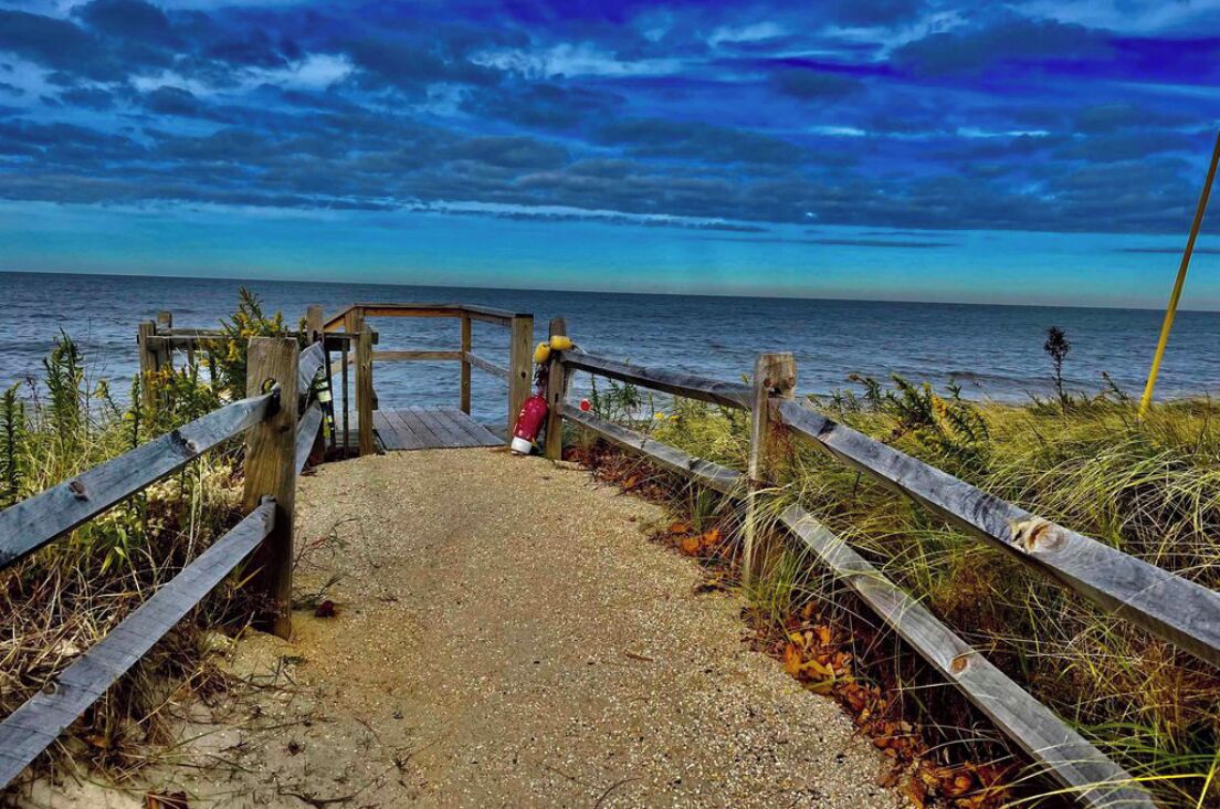 Una spiaggia nelle vicinanze, lettini da mare