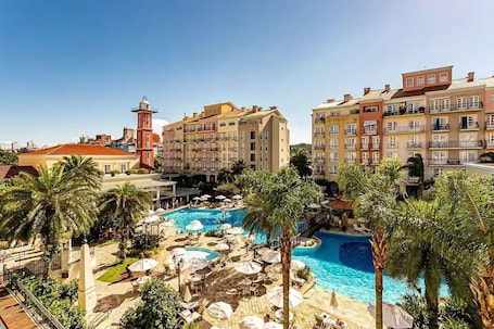 Una piscina techada, una piscina al aire libre