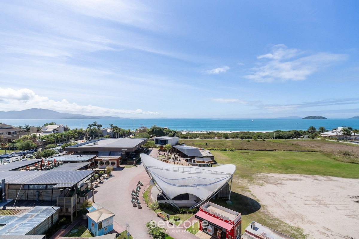 Vista aérea de un resort con un amplio espacio abierto, una playa y vistas al océano.