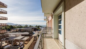 A hotel with multiple balconies, a view of the surrounding area, and a clear sky. - Studios frente ao mar no IL Campanario Resort ILCTOP (Florianópolis)