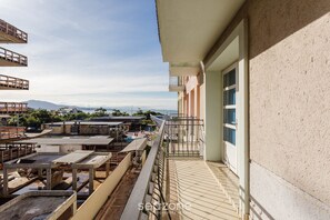 A hotel with multiple balconies, a view of the surrounding area, and a clear sky. - Studios frente ao mar no IL Campanario Resort ILCTOP (Florianópolis)