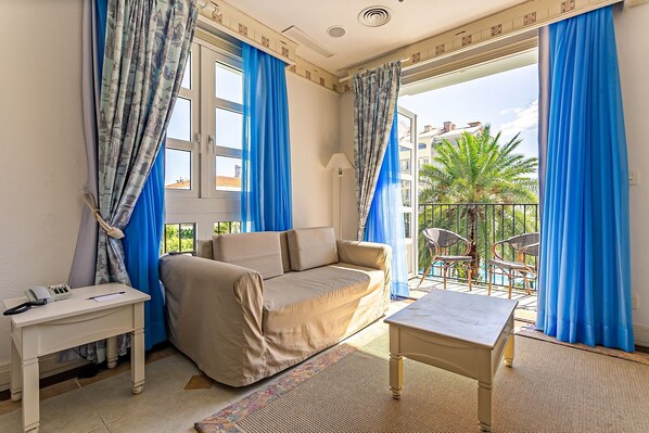 Căn hộ cơ bản | Khu phòng khách | TV 32-inch có truyền hình cáp 