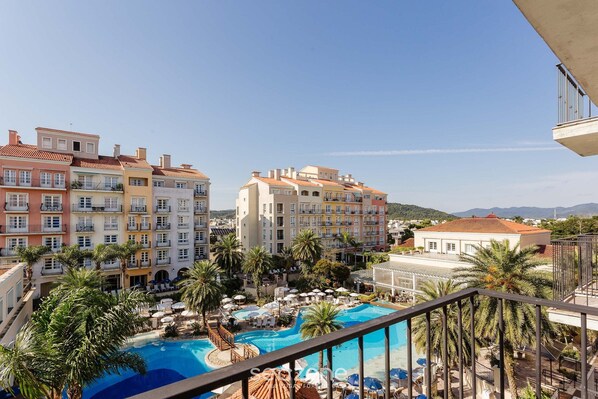 Apartemen Basic | Kolam renang | Kolam renang indoor dan kolam renang outdoor