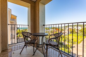 Signature Apartment | Outdoor dining