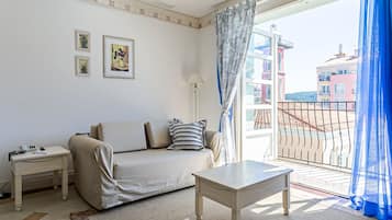 Basic Apartment | Living area