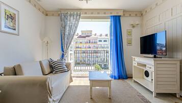 Basic-lejlighed | Opholdsområde | 32-tommers tv med kabelkanaler