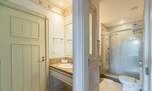 Appartement | Salle de bain | Douche, sĂšche-cheveux, serviettes fournies, savon