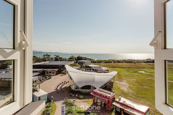 Un edificio moderno con un diseño arquitectónico único, un amplio espacio exterior y vistas al mar.