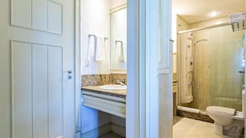 Apartamento básico | Banheiro | Chuveiro, secador de cabelo, toalhas de banho, sabonete