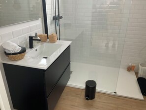 Ducha, secador de pelo, toallas y jabón