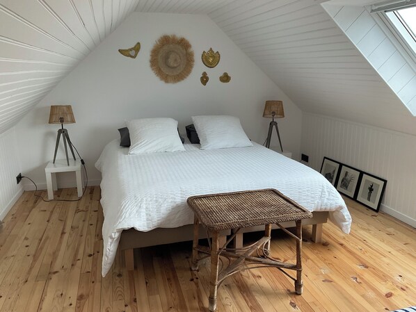 1 dormitorio, tabla de planchar con plancha, wifi y ropa de cama